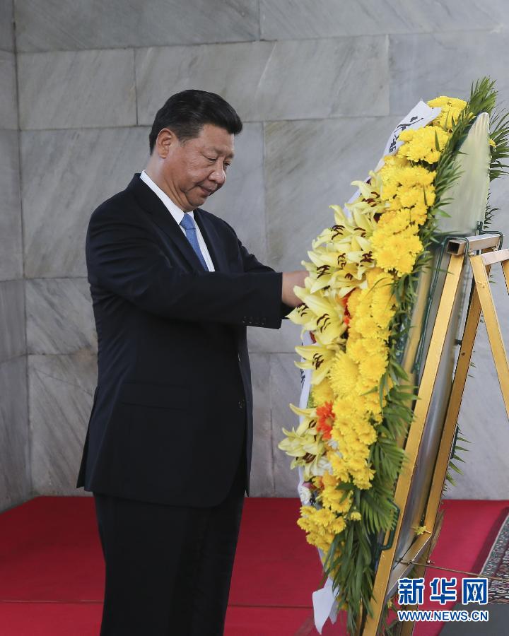 10月13日，國(guó)家主席習(xí)近平在金邊同柬埔寨首相洪森舉行會(huì)談。會(huì)談前，習(xí)近平向柬埔寨獨(dú)立紀(jì)念碑獻(xiàn)花圈。 新華社記者丁林?jǐn)z 