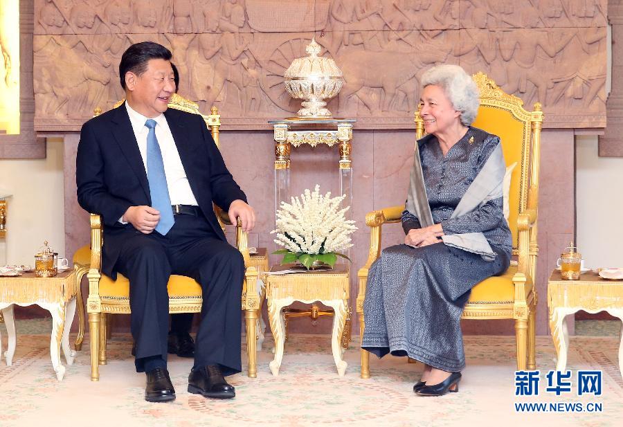 10月13日，國(guó)家主席習(xí)近平在金邊看望柬埔寨太后莫尼列。新華社記者姚大偉攝 