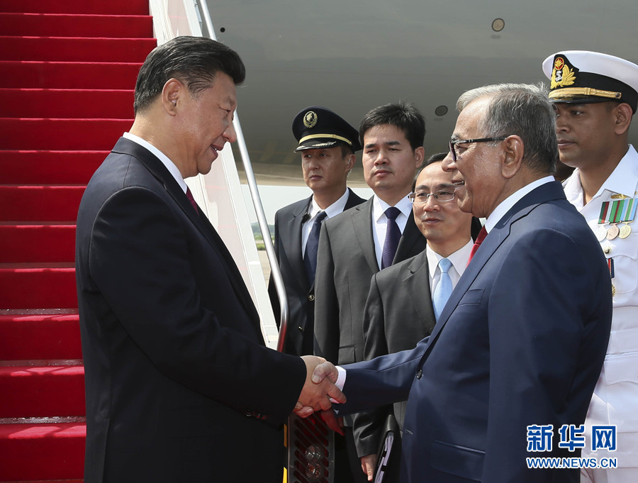 10月14日，國家主席習(xí)近平抵達(dá)達(dá)卡，開始對(duì)孟加拉人民共和國進(jìn)行國事訪問。這是孟加拉國總統(tǒng)哈米德在舷梯旁迎接習(xí)近平主席。 新華社記者蘭紅光 攝