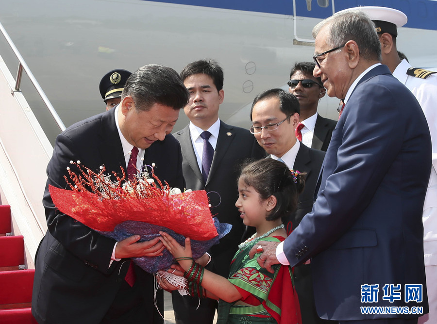 10月14日，國家主席習(xí)近平抵達(dá)達(dá)卡，開始對(duì)孟加拉人民共和國進(jìn)行國事訪問。這是習(xí)近平接受孟加拉國兒童獻(xiàn)花。 新華社記者 蘭紅光 攝