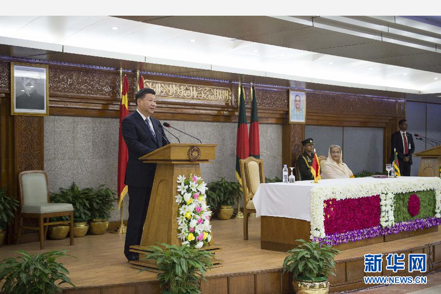 10月14日，國家主席習(xí)近平在達卡同孟加拉國總理哈西娜舉行會談。這是會談后，兩國領(lǐng)導(dǎo)人共同會見記者。 新華社記者謝環(huán)馳攝 