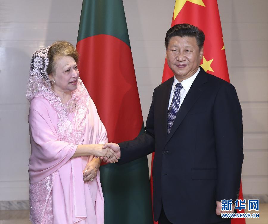 10月14日，國家主席習(xí)近平在達(dá)卡會(huì)見孟加拉國民族主義黨主席卡莉達(dá)·齊亞。  新華社記者龐興雷攝 