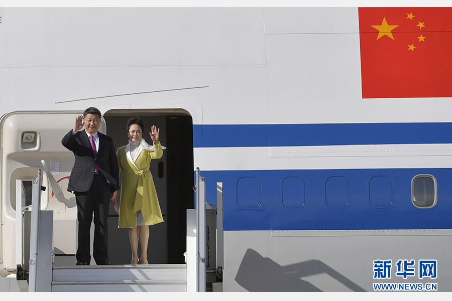 當(dāng)?shù)貢r(shí)間11月17日，國(guó)家主席習(xí)近平乘專機(jī)抵達(dá)基多，開(kāi)始對(duì)厄瓜多爾共和國(guó)進(jìn)行國(guó)事訪問(wèn)。這是習(xí)近平與夫人彭麗媛向歡迎人群揮手致意。新華社記者 王曄 攝 