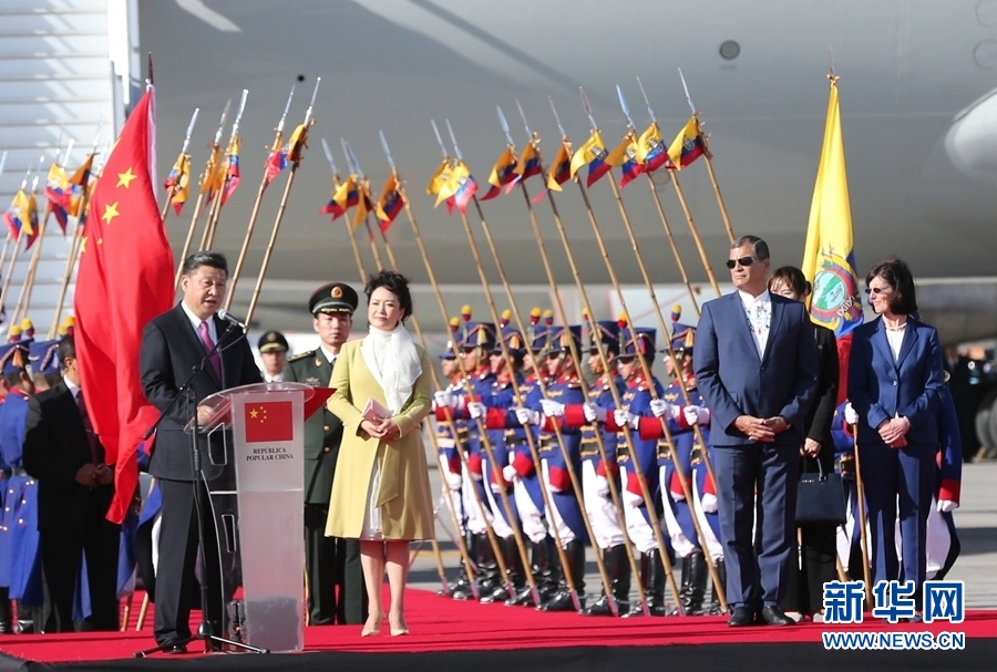 當(dāng)?shù)貢r(shí)間11月17日，國(guó)家主席習(xí)近平乘專機(jī)抵達(dá)基多，開(kāi)始對(duì)厄瓜多爾共和國(guó)進(jìn)行國(guó)事訪問(wèn)。厄瓜多爾總統(tǒng)科雷亞在機(jī)場(chǎng)為習(xí)近平舉行隆重歡迎儀式。這是習(xí)近平在歡迎儀式上致辭。新華社記者 馬占成 攝 