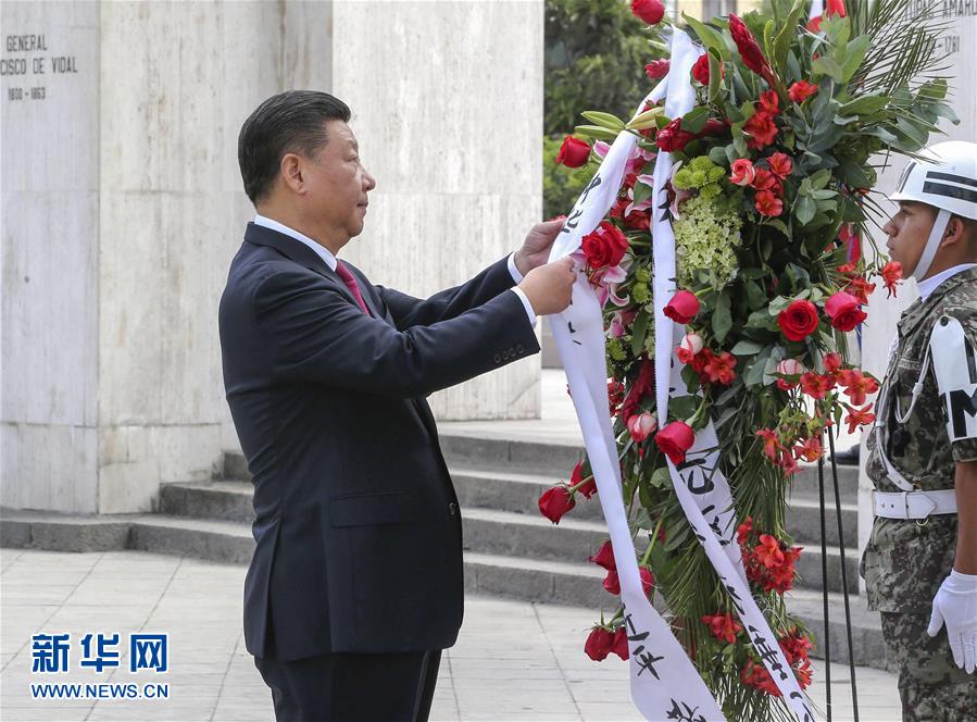 11月21日，國家主席習(xí)近平在利馬同秘魯總統(tǒng)庫琴斯基舉行會(huì)談。會(huì)談前，在庫琴斯基夫婦陪同下，習(xí)近平和彭麗媛向秘魯獨(dú)立先驅(qū)紀(jì)念碑敬獻(xiàn)花圈。新華社記者 丁林 攝