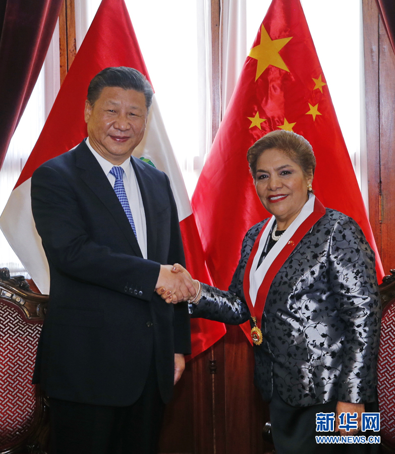 11月21日，國(guó)家主席習(xí)近平在利馬會(huì)見(jiàn)秘魯國(guó)會(huì)主席薩爾加多。新華社記者 鞠鵬 攝