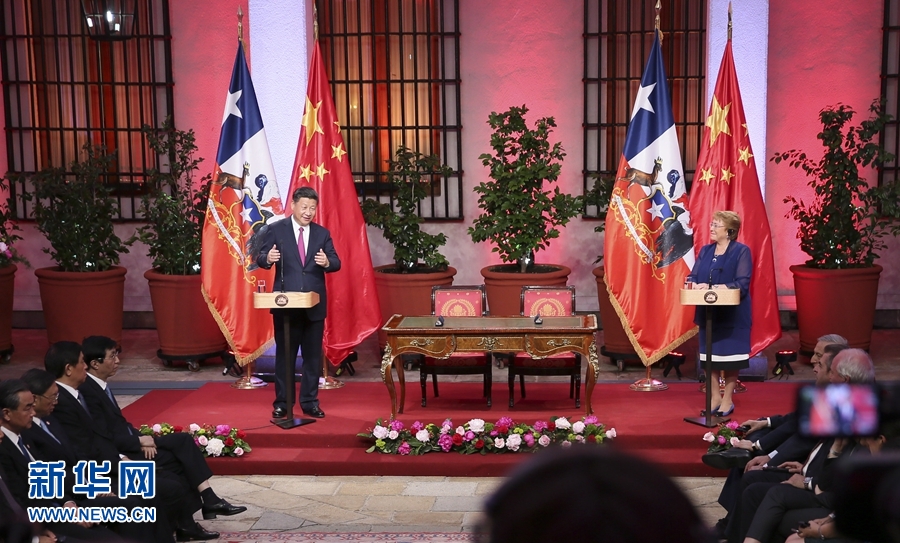 11月22日，國家主席習(xí)近平在圣地亞哥同智利總統(tǒng)巴切萊特舉行會談。這是會談后，兩國元首共同會見記者。 新華社記者 蘭紅光 攝