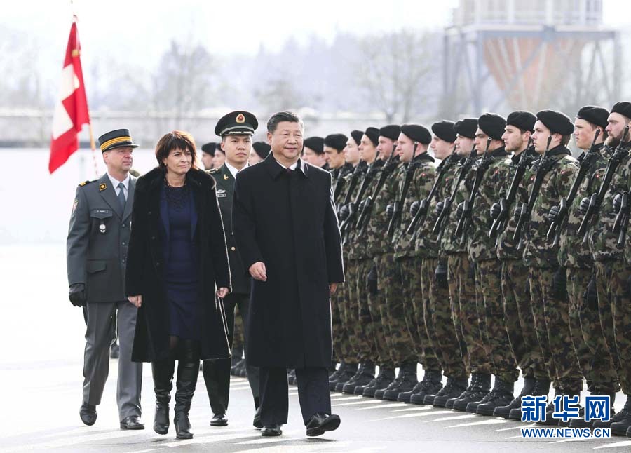 1月15日，國家主席習(xí)近平乘專機抵達蘇黎世，開始對瑞士聯(lián)邦進行國事訪問。 這是習(xí)近平在瑞士聯(lián)邦主席洛伊特哈德陪同下檢閱儀仗隊。新華社記者 蘭紅光 攝