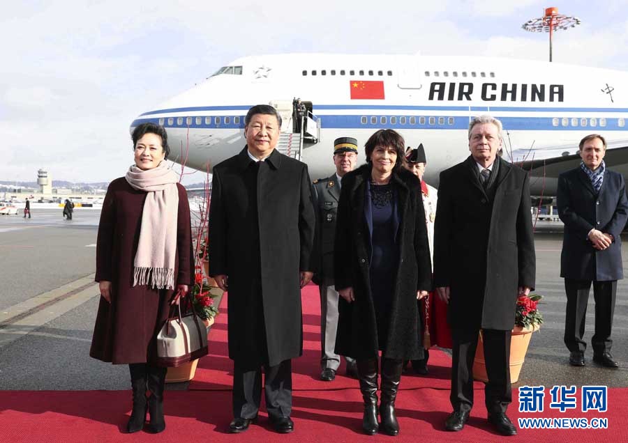 1月15日，國家主席習(xí)近平乘專機抵達蘇黎世，開始對瑞士聯(lián)邦進行國事訪問。這是瑞士聯(lián)邦主席洛伊特哈德在機場為習(xí)近平和夫人彭麗媛舉行隆重歡迎儀式。 新華社記者 蘭紅光 攝