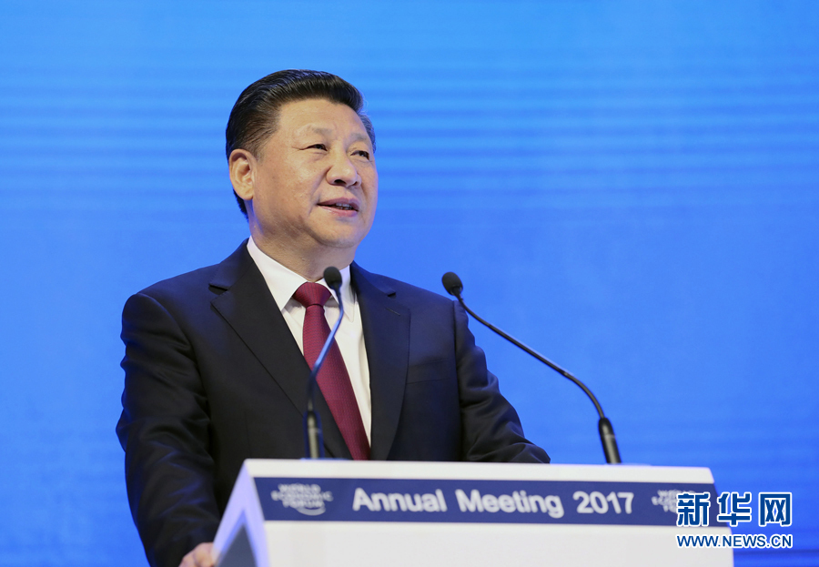 1月17日，國家主席習(xí)近平在瑞士達(dá)沃斯國際會(huì)議中心出席世界經(jīng)濟(jì)論壇2017年年會(huì)開幕式，并發(fā)表題為《共擔(dān)時(shí)代責(zé)任共促全球發(fā)展》的主旨演講。 新華社記者 蘭紅光 攝
