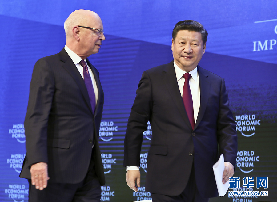 1月17日，國家主席習(xí)近平在瑞士達(dá)沃斯國際會(huì)議中心出席世界經(jīng)濟(jì)論壇2017年年會(huì)開幕式，并發(fā)表題為《共擔(dān)時(shí)代責(zé)任共促全球發(fā)展》的主旨演講。這是習(xí)近平同世界經(jīng)濟(jì)論壇創(chuàng)始人兼執(zhí)行主席施瓦布在一起。 新華社記者 蘭紅光 攝