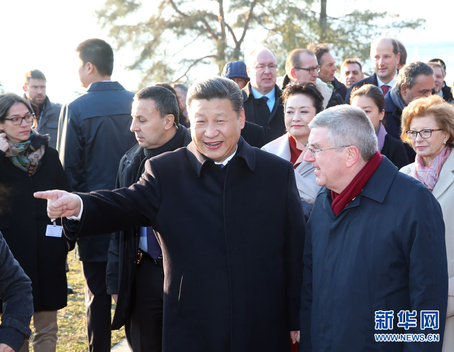 1月18日，國(guó)家主席習(xí)近平在瑞士洛桑國(guó)際奧林匹克博物館會(huì)見(jiàn)國(guó)際奧林匹克委員會(huì)主席巴赫。這是會(huì)見(jiàn)后，習(xí)近平和夫人彭麗媛在巴赫主席夫婦陪同下，參觀國(guó)際奧林匹克博物館。新華社記者 姚大偉 攝