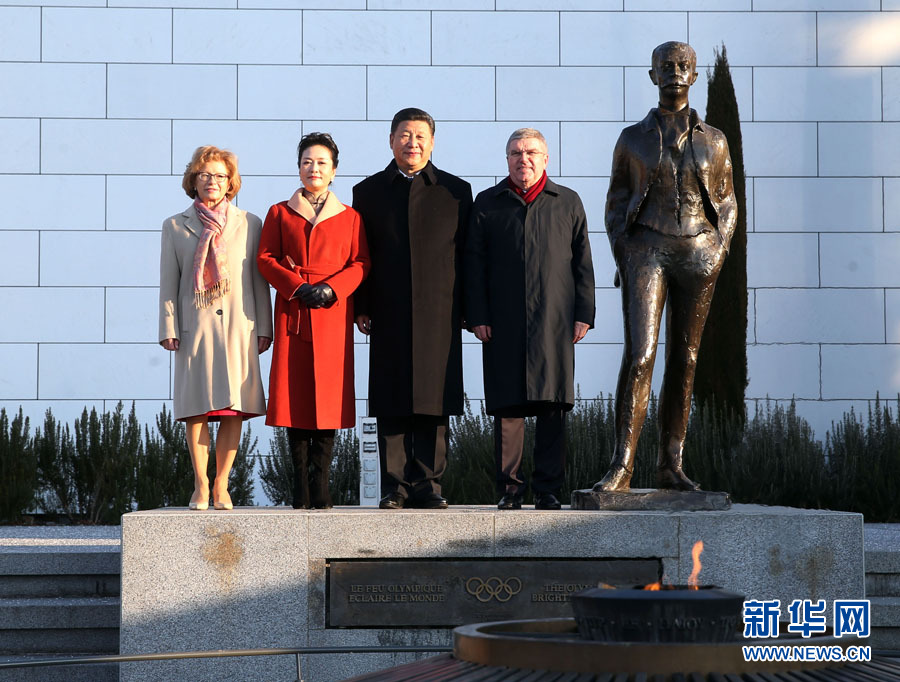 1月18日，國(guó)家主席習(xí)近平在瑞士洛桑國(guó)際奧林匹克博物館會(huì)見(jiàn)國(guó)際奧林匹克委員會(huì)主席巴赫。這是習(xí)近平和夫人彭麗媛與巴赫夫婦在現(xiàn)代奧林匹克運(yùn)動(dòng)發(fā)起人顧拜旦雕像前合影。新華社記者 姚大偉 攝