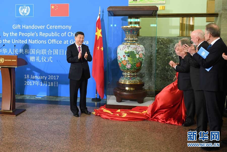 1月18日，國家主席習(xí)近平在瑞士日內(nèi)瓦萬國宮出席“共商共筑人類命運(yùn)共同體”高級(jí)別會(huì)議，并發(fā)表題為《共同構(gòu)建人類命運(yùn)共同體》的主旨演講。這是會(huì)議結(jié)束后，習(xí)近平出席中國向聯(lián)合國日內(nèi)瓦總部贈(zèng)禮儀式。新華社記者 張鐸 攝