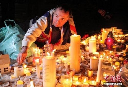 3月23日晚，倫敦民眾在市中心的特拉法加廣場舉行燭光集會，悼念此前一天發(fā)生在英國議會大廈附近的恐怖襲擊事件遇難者。 <a target='_blank' ><p  align=