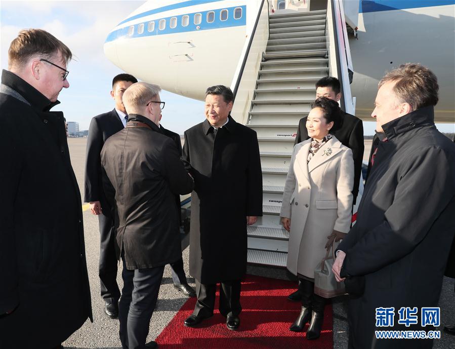 4月4日，國家主席習(xí)近平乘專機(jī)抵達(dá)赫爾辛基，開始對芬蘭共和國進(jìn)行國事訪問。這是芬蘭政府代表、農(nóng)業(yè)與環(huán)境部長蒂利凱寧等在舷梯旁熱情迎接習(xí)近平和夫人彭麗媛。新華社記者 蘭紅光 攝 