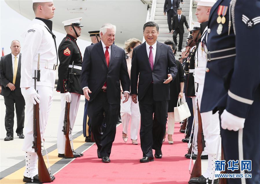 4月6日，國(guó)家主席習(xí)近平乘專機(jī)抵達(dá)美國(guó)佛羅里達(dá)州，將在海湖莊園同美國(guó)總統(tǒng)特朗普舉行中美元首會(huì)晤。習(xí)近平和夫人彭麗媛受到美國(guó)國(guó)務(wù)卿蒂勒森夫婦等熱情迎接。新華社記者 蘭紅光 攝 
