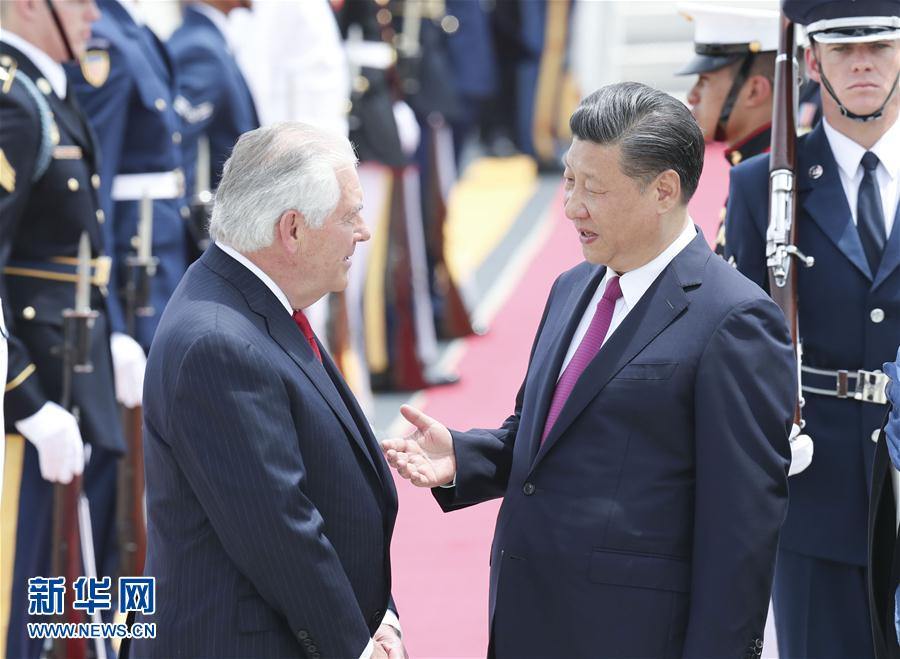 4月6日，國(guó)家主席習(xí)近平乘專機(jī)抵達(dá)美國(guó)佛羅里達(dá)州，將在海湖莊園同美國(guó)總統(tǒng)特朗普舉行中美元首會(huì)晤。習(xí)近平和夫人彭麗媛受到美國(guó)國(guó)務(wù)卿蒂勒森夫婦等熱情迎接。新華社記者 丁林 攝 