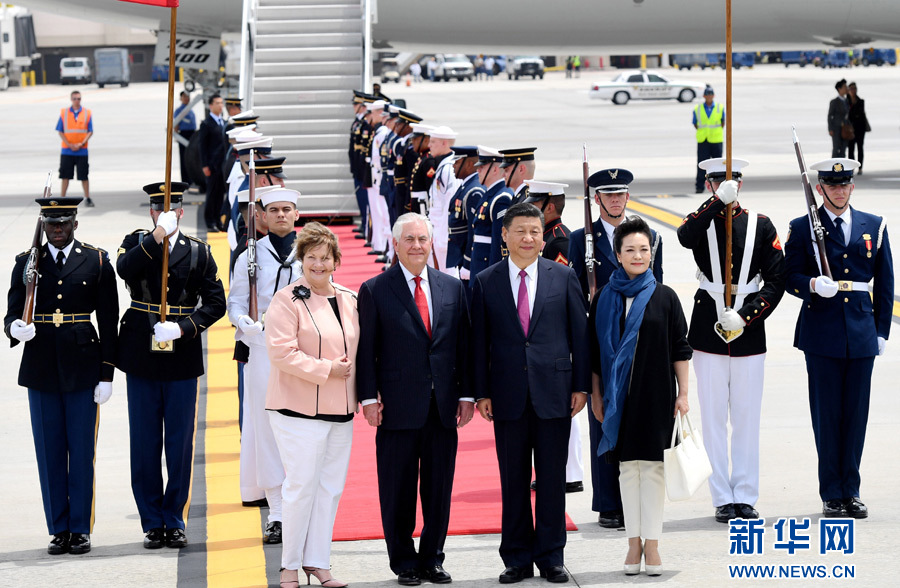 4月6日，國(guó)家主席習(xí)近平乘專機(jī)抵達(dá)美國(guó)佛羅里達(dá)州，將在海湖莊園同美國(guó)總統(tǒng)特朗普舉行中美元首會(huì)晤。習(xí)近平和夫人彭麗媛受到美國(guó)國(guó)務(wù)卿蒂勒森夫婦等熱情迎接。新華社記者 吳曉凌 攝