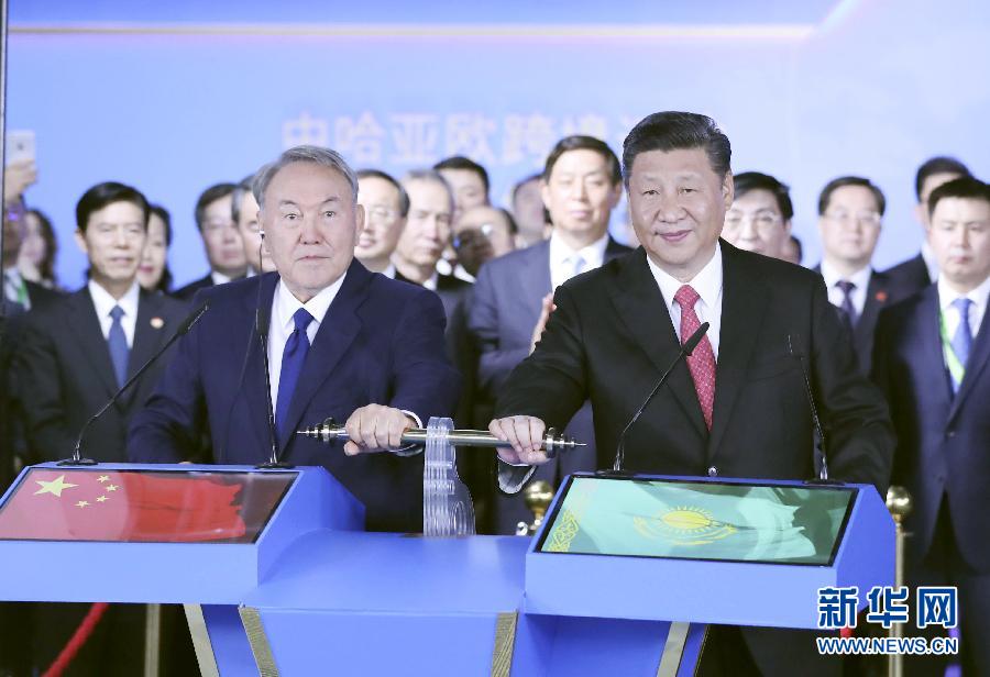 6月8日，正在哈薩克斯坦訪問的國家主席習(xí)近平在哈薩克斯坦總統(tǒng)納扎爾巴耶夫陪同下，參觀阿斯塔納專項世博會中國國家館，并共同出席中哈亞歐跨境運輸視頻連線儀式。這是在中國國家館舉行的中哈亞歐跨境運輸視頻連線儀式上，兩國元首共同推動操控桿，視頻顯示中哈連云港物流合作基地和“霍爾果斯－東大門”經(jīng)濟特區(qū)無水港兩個分會場四列火車鳴笛開行。新華社記者 丁林 攝