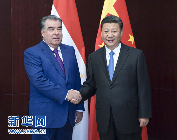 6月9日，國家主席習(xí)近平在阿斯塔納會見塔吉克斯坦總統(tǒng)拉赫蒙。新華社記者 李濤 攝