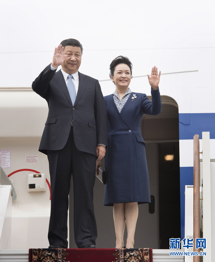 7月3日，國家主席習(xí)近平乘專機(jī)抵達(dá)莫斯科，開始對俄羅斯聯(lián)邦進(jìn)行國事訪問。這是習(xí)近平和夫人彭麗媛步出艙門。 新華社記者 李學(xué)仁 攝