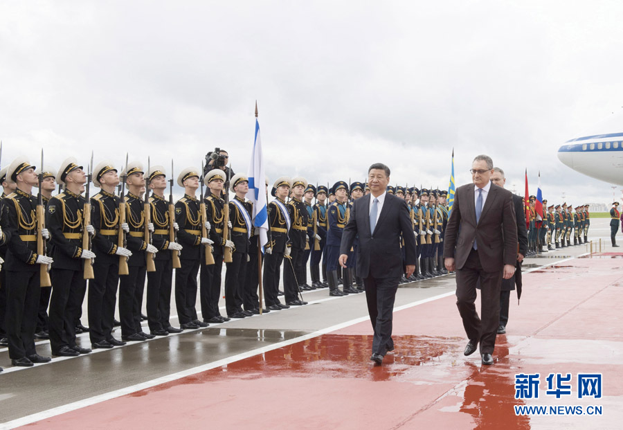 7月3日，國家主席習(xí)近平乘專機(jī)抵達(dá)莫斯科，開始對俄羅斯聯(lián)邦進(jìn)行國事訪問。這是習(xí)近平出席機(jī)場歡迎儀式。 新華社記者 李學(xué)仁 攝