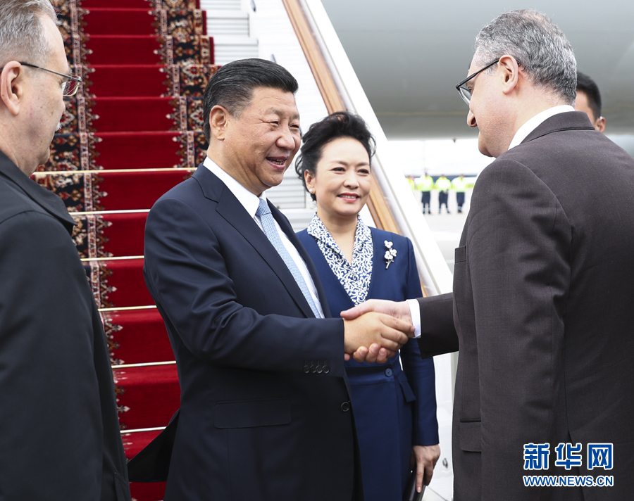 7月3日，國家主席習(xí)近平乘專機(jī)抵達(dá)莫斯科，開始對俄羅斯聯(lián)邦進(jìn)行國事訪問。這是習(xí)近平和夫人彭麗媛受到俄羅斯政府高級官員熱情迎接。新華社記者 謝環(huán)馳 攝 