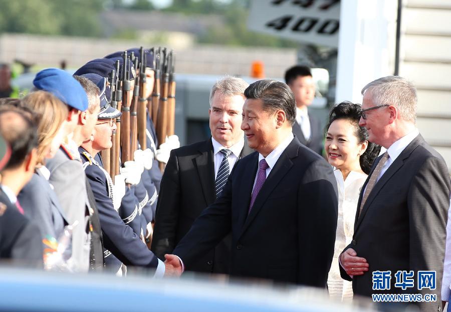 7月4日，國家主席習(xí)近平乘專機(jī)抵達(dá)柏林，開始對德意志聯(lián)邦共和國進(jìn)行國事訪問。德國政府高級官員在舷梯旁迎接習(xí)近平和夫人彭麗媛。新華社記者 姚大偉 攝