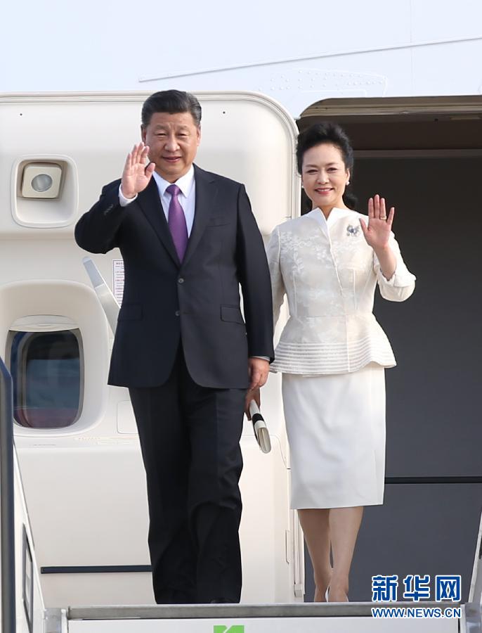 7月4日，國家主席習(xí)近平乘專機(jī)抵達(dá)柏林，開始對德意志聯(lián)邦共和國進(jìn)行國事訪問。這是習(xí)近平和夫人彭麗媛步出艙門。 新華社記者 姚大偉 攝