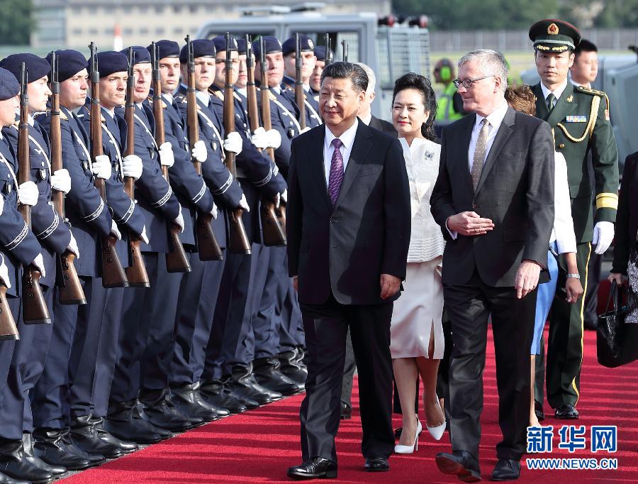 7月4日，國家主席習(xí)近平乘專機(jī)抵達(dá)柏林，開始對德意志聯(lián)邦共和國進(jìn)行國事訪問。德國政府高級官員在舷梯旁迎接習(xí)近平和夫人彭麗媛。新華社記者 王曄 攝