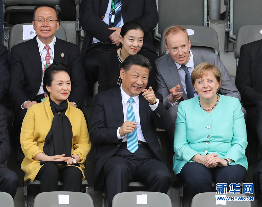 7月5日，國家主席習(xí)近平在柏林同德國總理默克爾共同觀看中德青少年足球友誼賽。這是習(xí)近平和夫人彭麗媛同默克爾在看臺(tái)上。 新華社記者 王曄攝