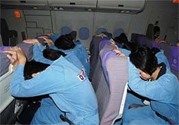 系好安全帶，記住安全門